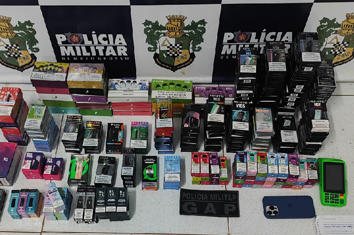 Polícia Militar apreende 298 cigarros eletrônicos e prende suspeito por contrabando.