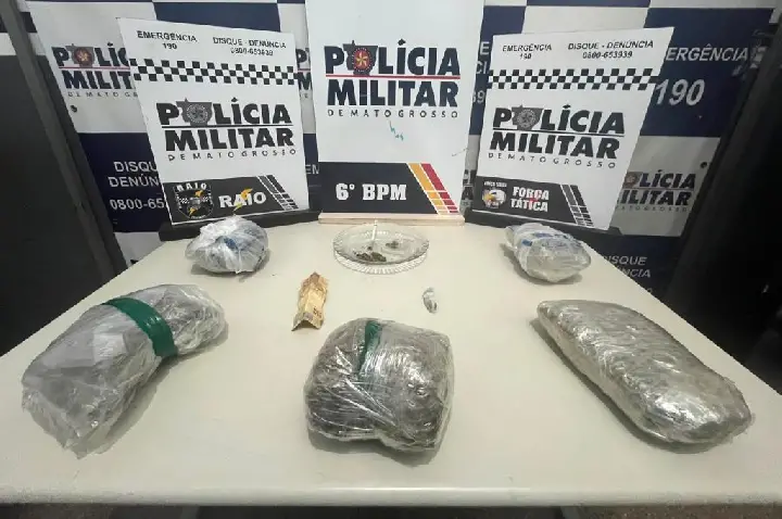 Polícia Militar conduz três pessoas com pacotes de maconha em Cáceres.
