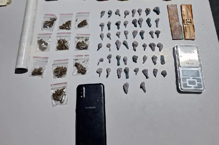 Polícia Militar detém suspeitos por tráfico e apreende 60 porções de drogas em Cáceres.