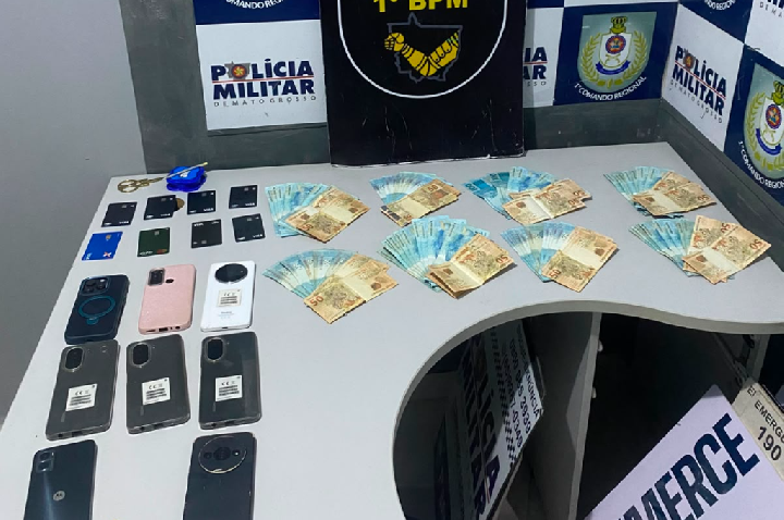 Polícia Militar localiza mala com R$ 8 mil e prende suspeito por golpes na internet.