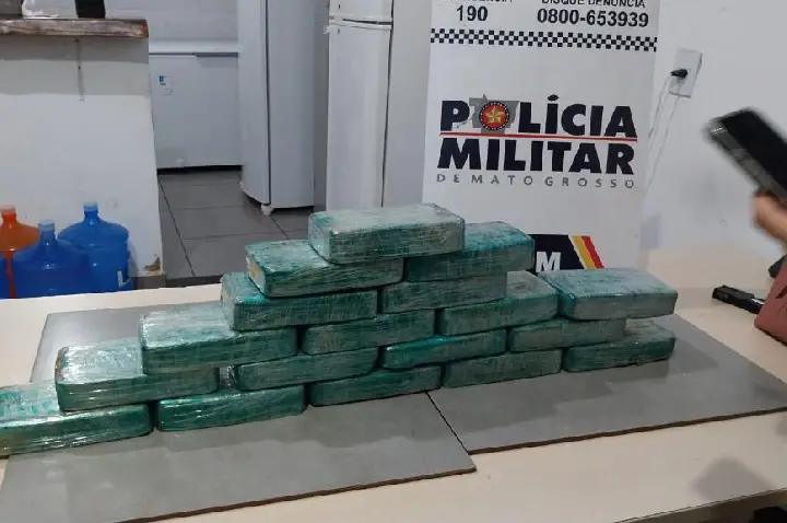 Polícia Militar prende casal de faccionados com 18 quilos de pasta base.