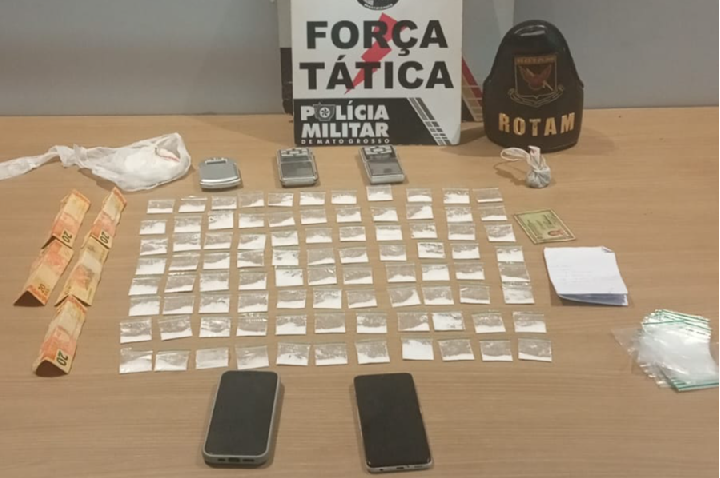 Polícia Militar prende casal suspeito por tráfico e apreende 90 porções de drogas.