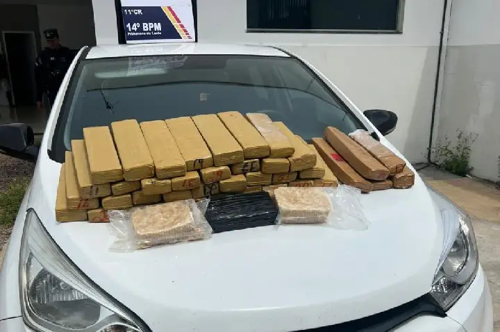 Polícia Militar prende dois faccionados com 42 tabletes de entorpecentes.