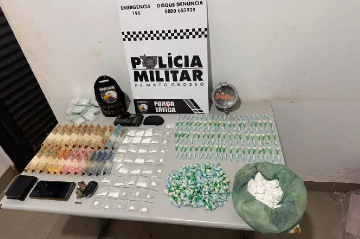 Polícia Militar prende dois homens com 443 porções de cocaína em Tangará da Serra.
