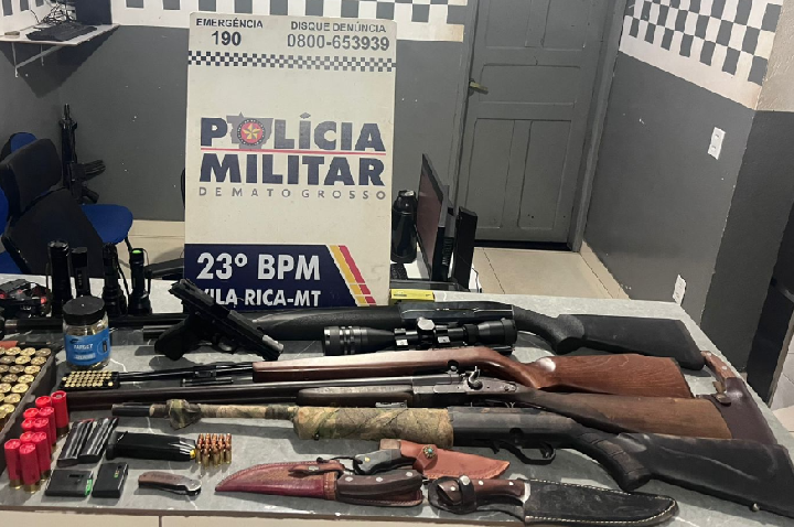 Polícia Militar prende dois homens e apreende cinco armas de fogo.