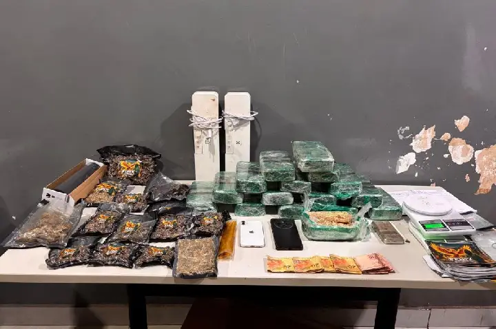 Polícia Militar prende dupla com 15 tabletes de pasta base e comprimidos de ecstasy.