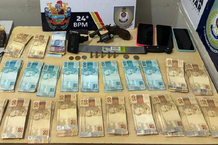 Polícia Militar prende dupla por tráfico de drogas e apreende revólver e R$ 22,7 em dinheiro.
