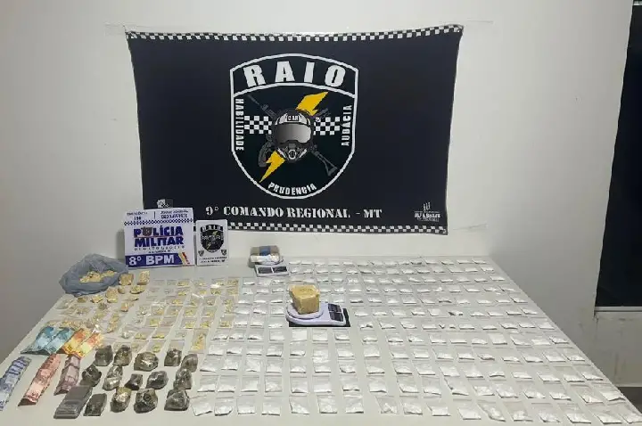 Polícia Militar prende faccionada com 260 porções de drogas.