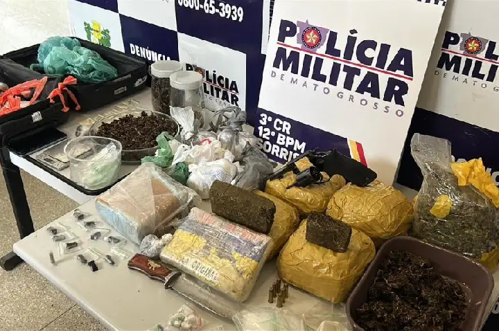 Polícia Militar prende faccionado com drogas e arma de fogo dentro de residência.