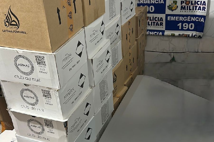 Polícia Militar prende homem com 14 caixas de produtos contrabandeados.
