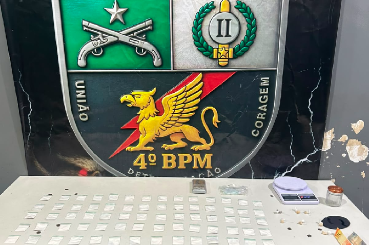 Polícia Militar prende homem com 77 porções de pasta base e cocaína.