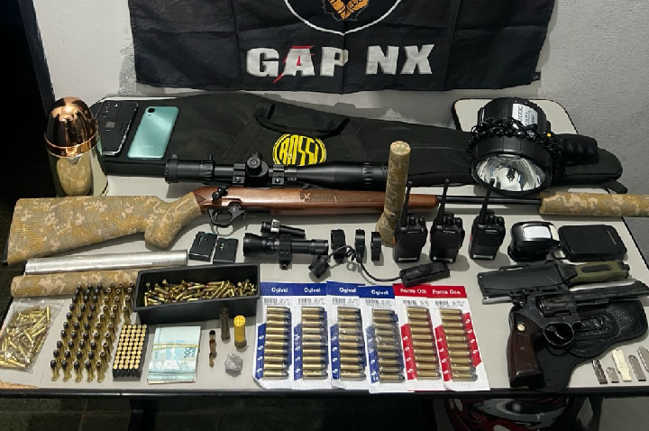 Polícia Militar prende homem com armas de fogo e 485 munições.