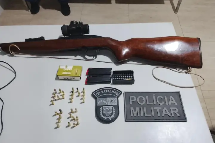 Polícia Militar prende homem com espingarda irregular e munições.