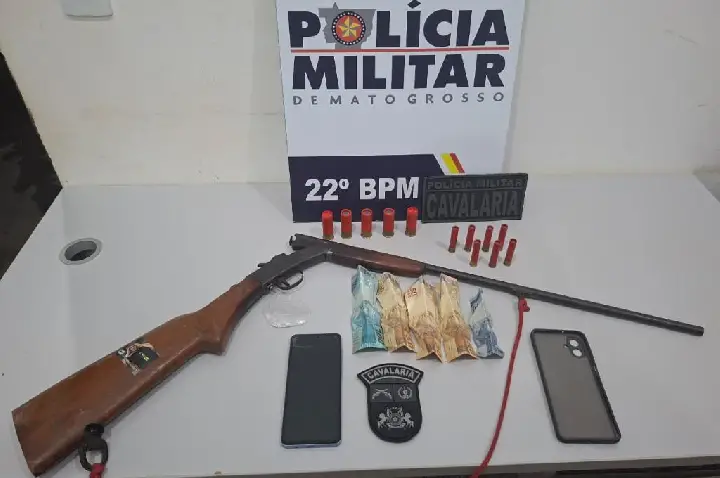 Polícia Militar prende homem com porção de cocaína e espingarda irregular.