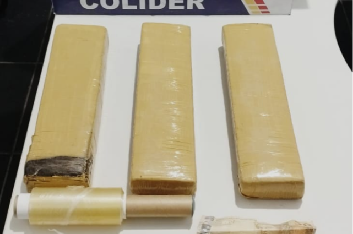 Polícia Militar prende homem com tabletes de maconha após denúncia de briga com o irmão.