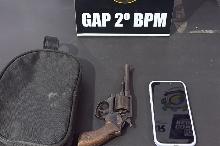 Polícia Militar prende homem e apreende arma de fogo.