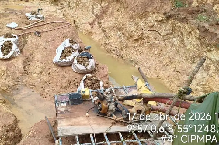 Polícia Militar prende homem e fecha garimpo ilegal.