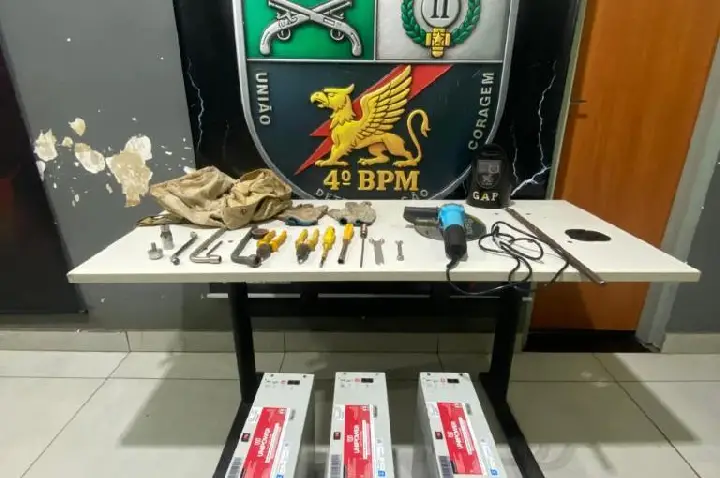 Polícia Militar prende homem por furtar baterias avaliadas em R$ 21 mil.