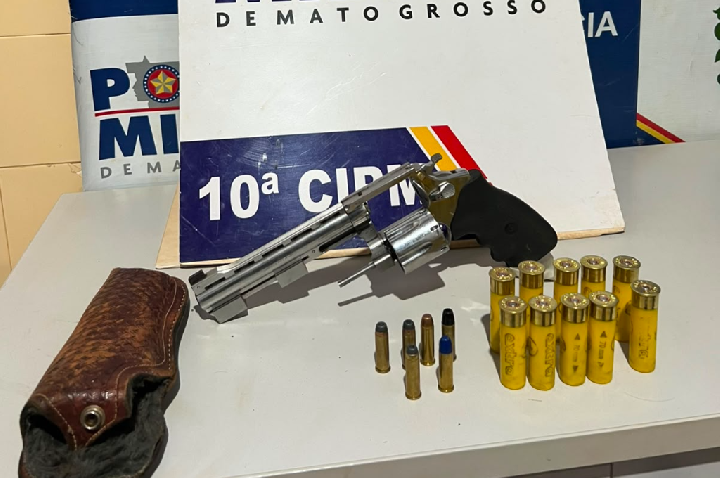 Polícia Militar prende homem por porte ilegal de arma de fogo e apreende munições.