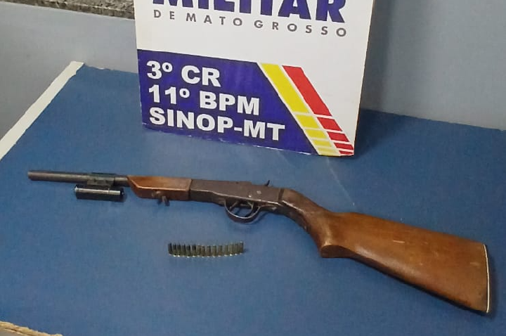 Polícia Militar prende suspeito de agredir e ameaçar esposa de morte com arma de fogo.