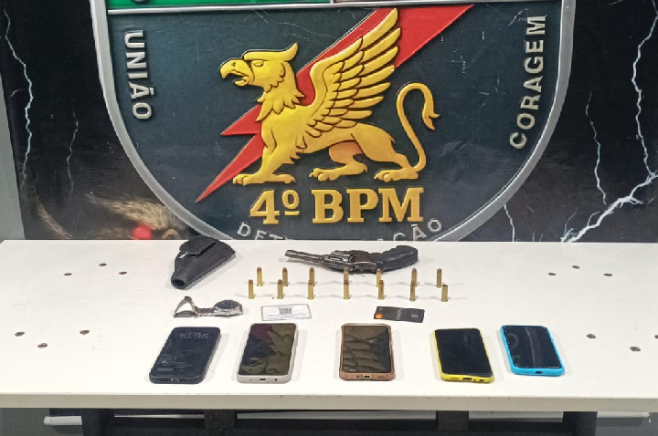 Polícia Militar prende suspeito por golpes de estelionato, apreende arma de fogo e munições.
