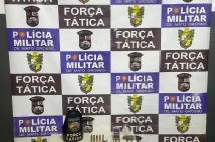 Polícia Militar prende suspeito por venda de armas dentro de bar.