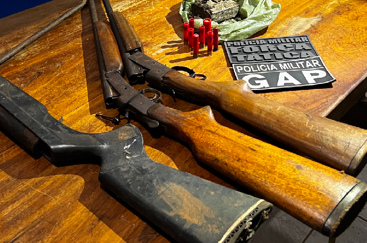Polícia Militar prende três faccionados com armas e drogas.