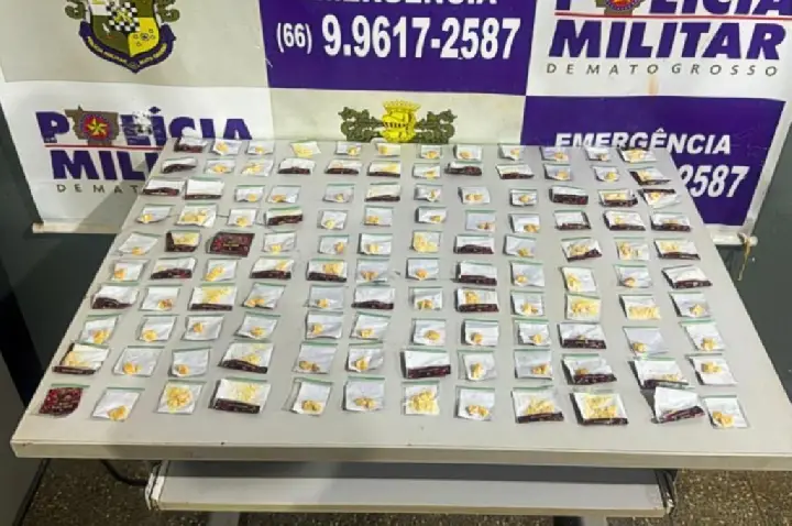 Polícia Militar prende três por tráfico de drogas e apreende 118 porções de entorpecentes.