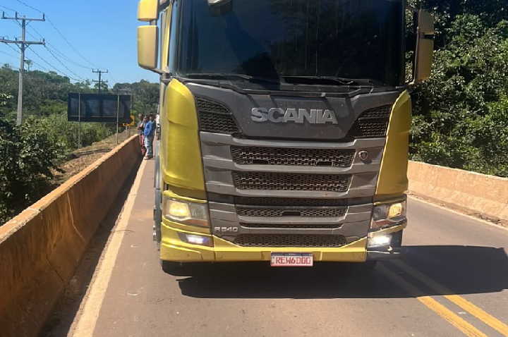 Polícia Militar recupera caminhão roubado e prende suspeito.