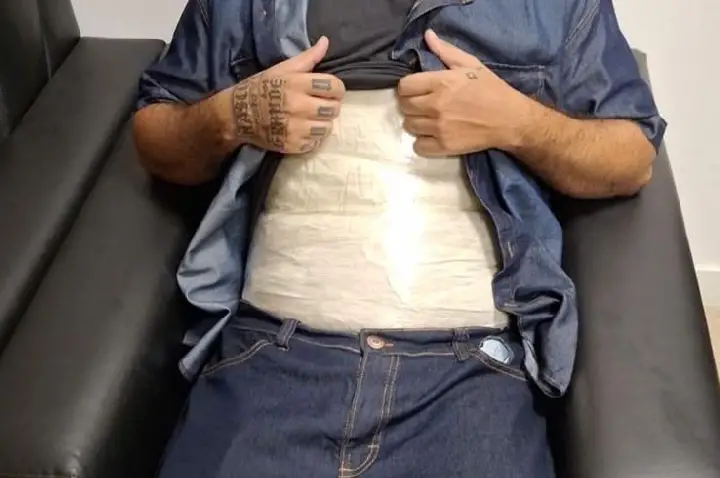 Polícias Civil e Federal prendem homem no aeroporto tentando levar drogas presas no corpo.
