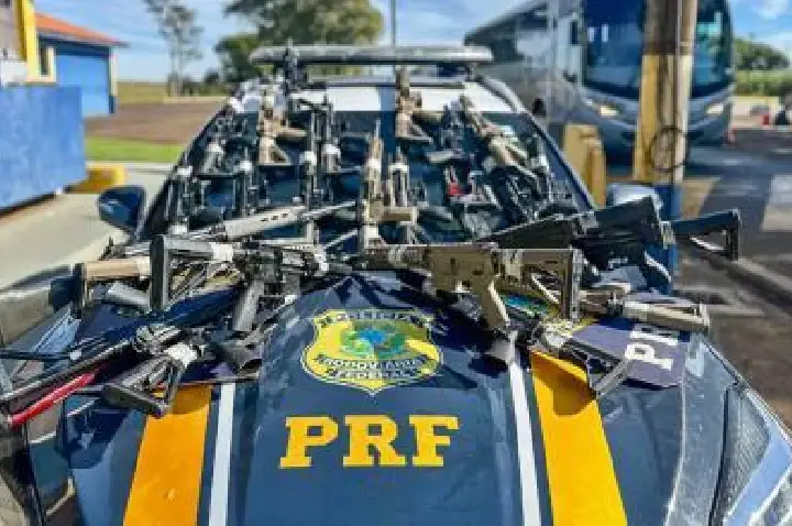 PRF apreende 26 fuzis durante abordagem a caminhão.