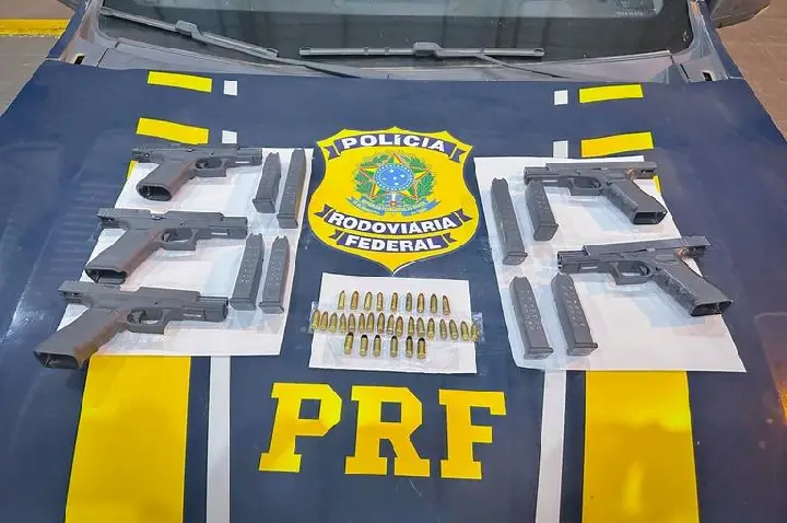 PRF apreende cinco pistolas e munições durante fiscalização a ônibus na BR-364.
