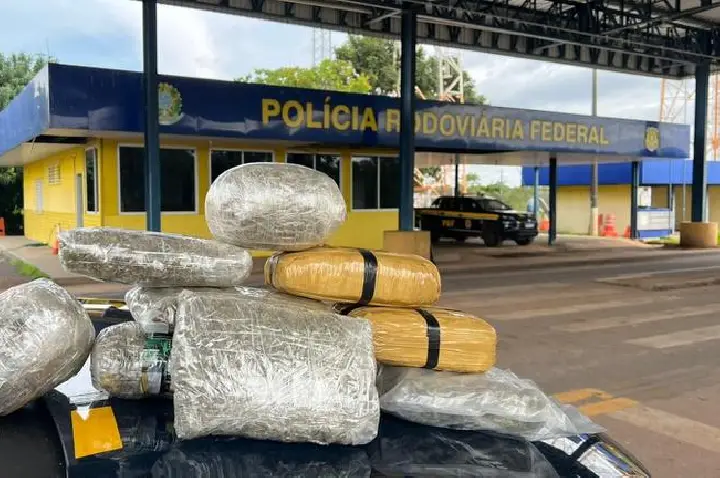 PRF apreende droga na BR-070.