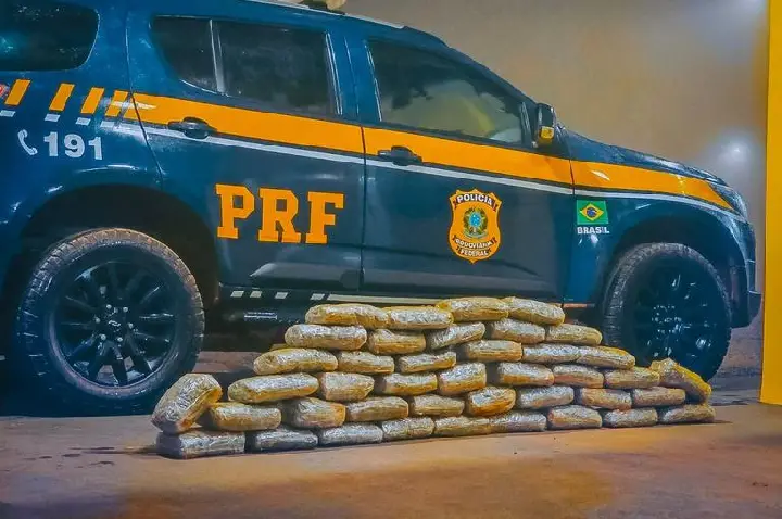 PRF apreende mais de 21 quilos de skunk em compartimento oculto na BR-364.