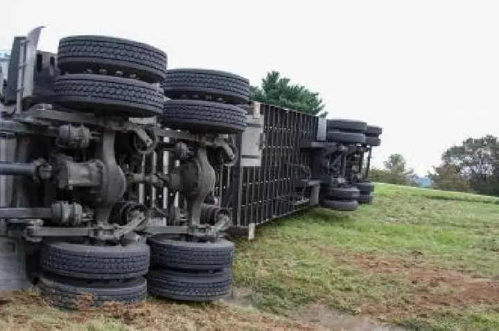 PRF registra 84 mortes e 1.167 feridos nas estradas durante feriado.