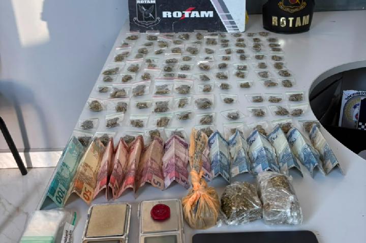 Rotam apreende mais de 100 porções de entorpecentes e prende mulher por tráfico.