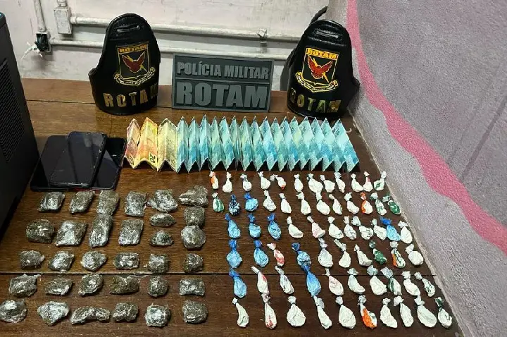 Rotam conduz homem e adolescente com porções de maconha e cocaína.