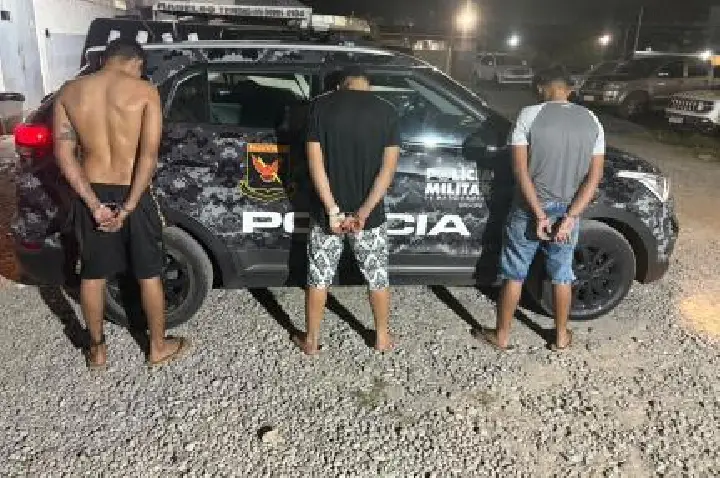 Rotam prende 3 suspeitos e apreende porções de maconha.