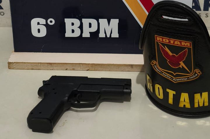 Rotam prende dupla com 12 passagens criminais e apreende simulacro de arma em Cáceres.