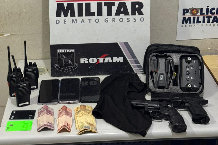 Rotam prende dupla por roubo de celulares e apreende simulacros de arma de fogo.