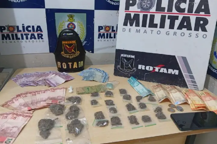 Rotam prende mãe e filha por tráfico de drogas e apreende entorpecentes e dinheiro.