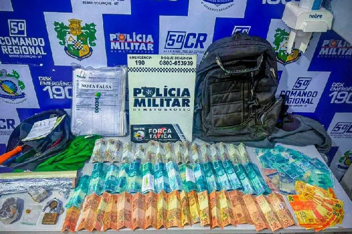 Suspeito foi preso em local.