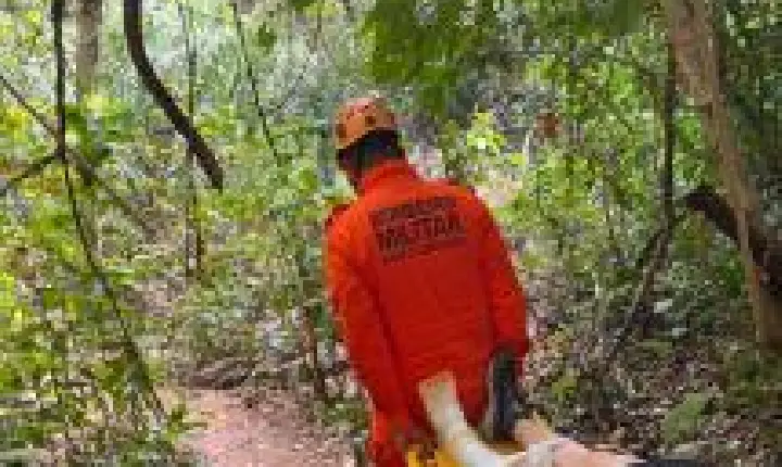 Turista quebra a perna em trilha de cachoeira e é resgatada pelo Corpo de Bombeiros.