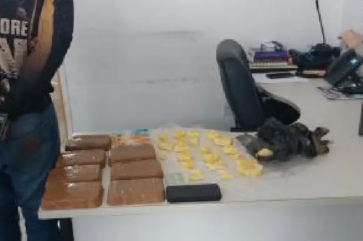 Ultrapassagem chama atenção e traficante é preso com drogas.