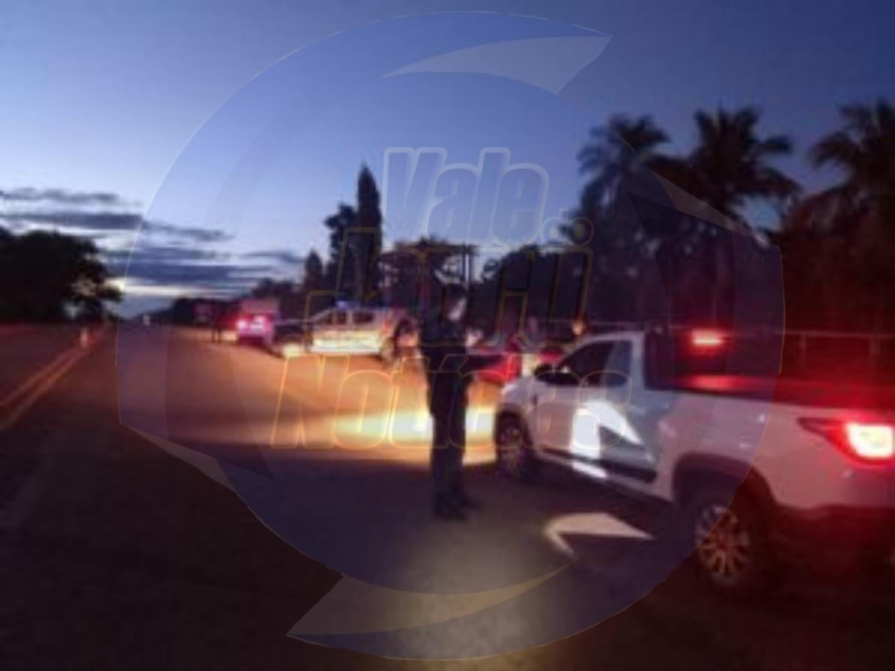 Após jogar veículo contra bloqueio policial, passageiro aponta arma contra policiais e acaba morto durante perseguição em Mirassol