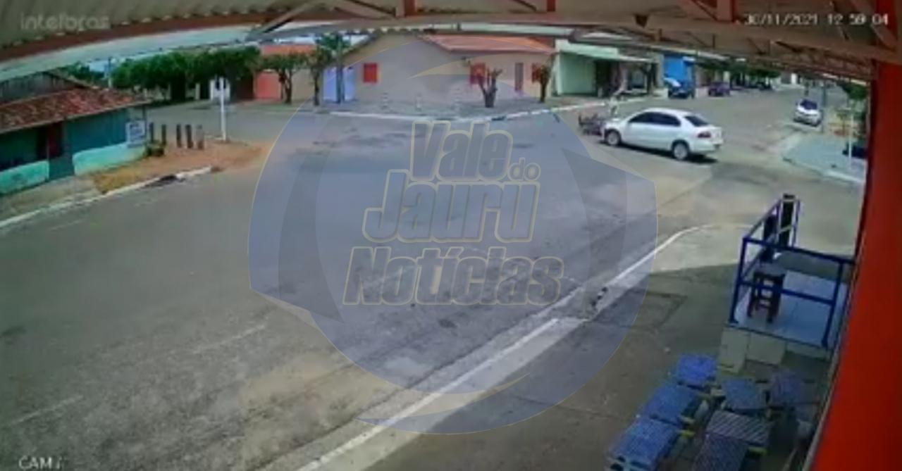 Câmera de monitoramento mostra colisão de motocicleta com carro na Av. Marechal Rondon,em Pontes e Lacerda nesta terça-feira 30/11