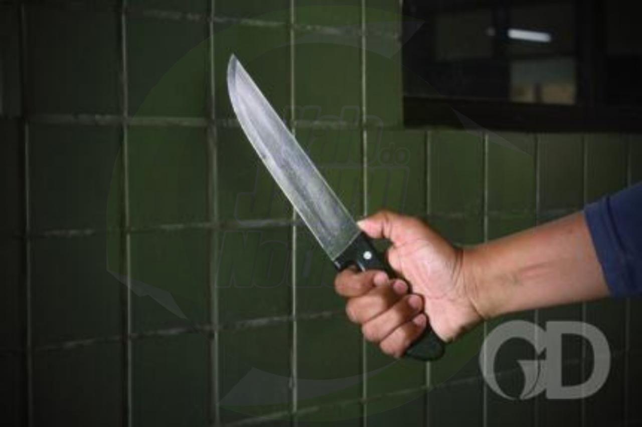 Homem leva facada na cabeça do marido da prima enciumado