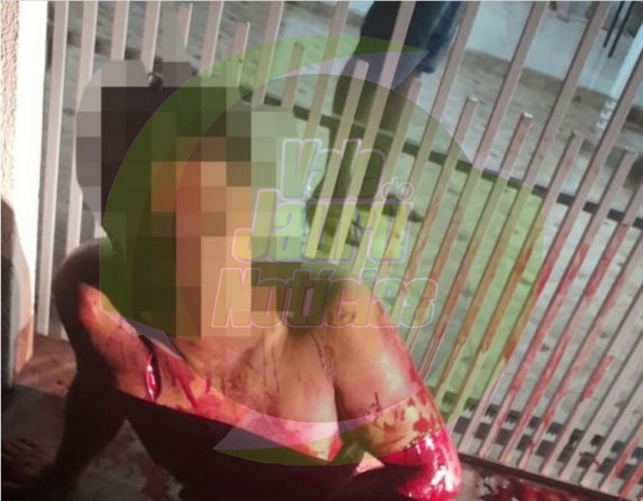 Sorriso: Homem é brutalmente esfaqueado na frente dos filhos; imagem forte.