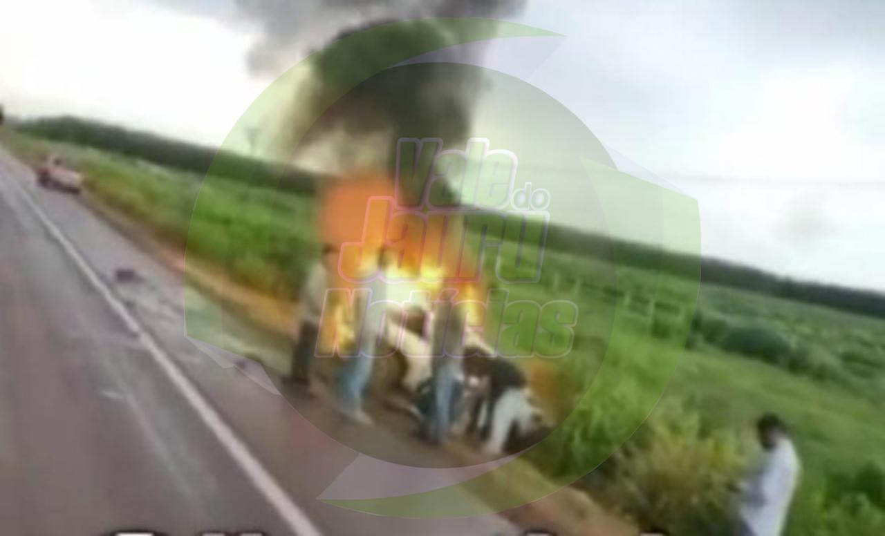 SORRISO | UM MORRE E DOIS FICAM FERIDOS APÓS FIAT STRADA BATER EM DUSTER E PEGAR FOGO