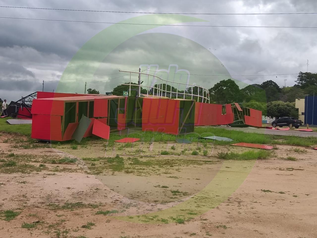 VIDEO MOMENTO EXATO QUE O PORTAL DE ENTRADA DO MUNICIPIO DE JAURU CAIU